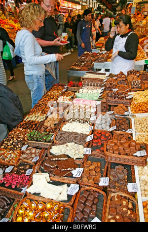 Schokolade und Toffees La Boqueria Markt Barcelona Katalonien Spanien Stockfoto