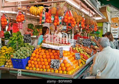 Obst zum Verkauf La Boqueria Markt Barcelona Katalonien Spanien Stockfoto