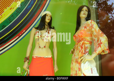 Zwei weibliche Schaufensterpuppen in Parisian Schaufenster Paris Frankreich Stockfoto