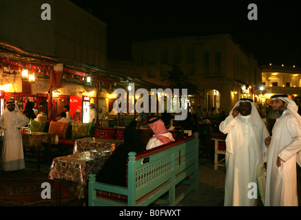 Nachtaufnahme des Souq Waqif Marktes in Doha, Katar. Stockfoto