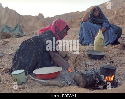 Tuareg Frauen kochen Abendessen in der Wüste Stockfoto