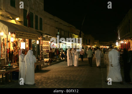 Nachtaufnahme des Souq Waqif Marktes in Doha, Katar. Stockfoto