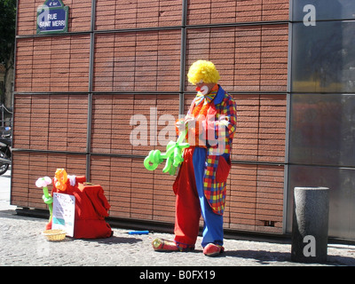 Einsamer Clown Vorbereitung für seine Ballon-Tat in Rue St. Merri 4. Arr Paris Frankreich Stockfoto