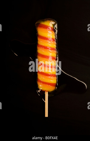 Gefrorenen Eis am Stiel schmelzen Stockfoto