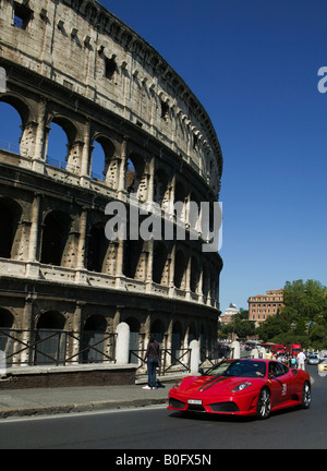 Ein roter Ferrari 430 Scuderia fahren durch das Kolosseum in Rom, Italien. Stockfoto