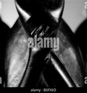 drei Weise Affen hautnah von sprechen keine bösen aus Holz Mahagoni Schnitzen in schwarz / weiß Stockfoto