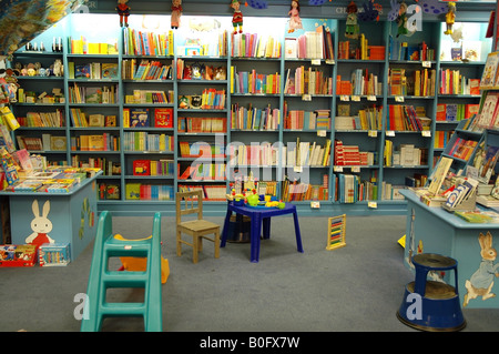 Innenraum der Kinderabteilung im Buchladen, Canterbury UK Stockfoto