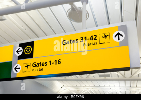 Anzeichen für Abflug-Gates im American Airlines Terminal 8, JFK-Flughafen, New York Stockfoto