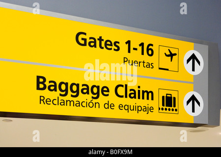 Zeichen Abfluggates und Gepäck zurückfordern in American Airlines Terminal 8, JFK-Flughafen, New York Stockfoto