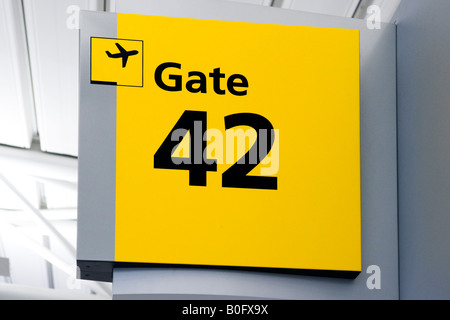 Beschilderung zum Abflug-Gate in American Airlines Terminal 8, JFK-Flughafen, New York Stockfoto