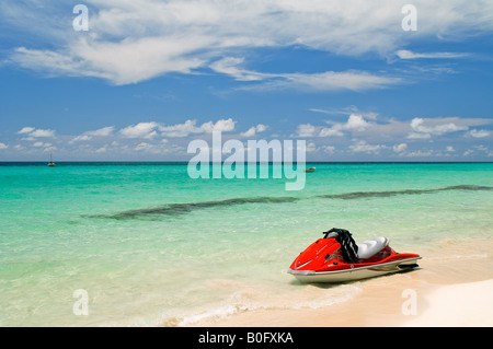 Ein Jetski schwimmt auf dem Wasser winkte jemanden, der für eine Fahrt zu bekommen. Stockfoto