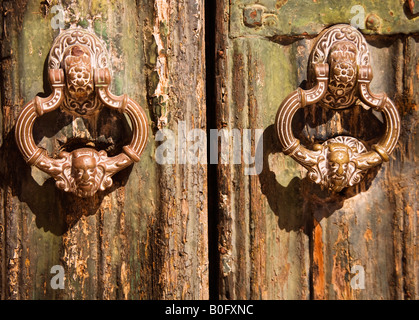 Türklopfer auf rustikale Holztür Stockfoto