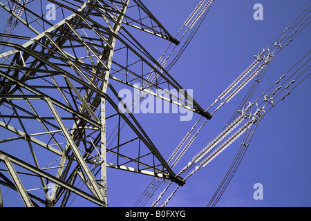 Strommast vor blauem Himmel Stockfoto