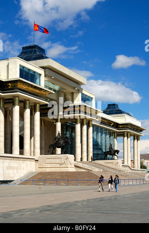 Parlamentsgebäude und Government House mit Nationalflagge am Sukhbaatar Platz, Ulaanbaatar, Mongolei Stockfoto