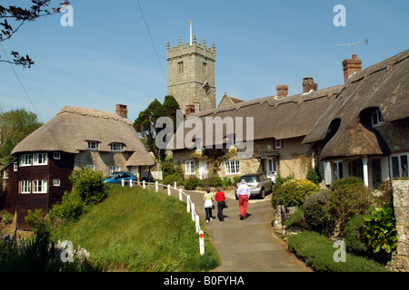 Touristen in strohgedeckten Cottages und Kirche bei Godshill Isle of Wight, England Stockfoto