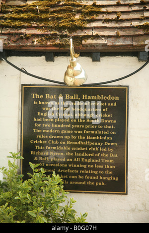 Zeichen oder eine Plakette an der Wand des Hauses für Schläger und Ball Öffentlichkeit gegenüber der Hambledon Cricket Club Boden die Heimat des cricket Stockfoto