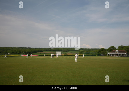 Ein Spiel der Cricket in Hambledon die Heimat des Cricket; "Wiege des Cricket" mit original Cricket hinter Pavillon Stockfoto