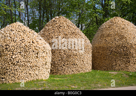 Scheitholz-Stack. Die riesigen Holzstapel kombiniert in Form eines Stapels. Stockfoto