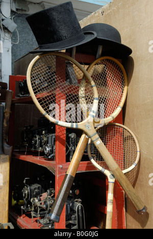 Vintage Sport Schläger und Kameras anzeigen auf dem Markt "Portobello Road" Stockfoto