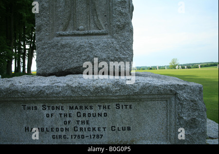 Memorial Stone Hambledon markieren die Heimat des Cricket "Cradle of Cricket" Stockfoto