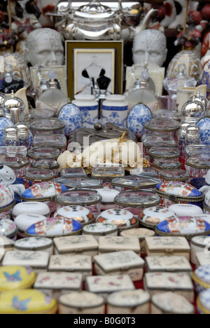 Keramik-Artikel zum Verkauf auf der Portobello Road market Stockfoto