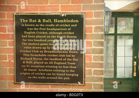 Singen oder Plakette an der Wand des Hauses für Schläger und Ball Öffentlichkeit gegenüber der Hambledon Cricket Club Stockfoto