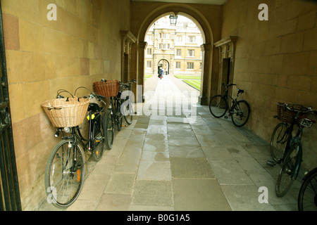 Ein Blick durch den Torbogen in Old Court, Clare College Cambridge University, England Stockfoto