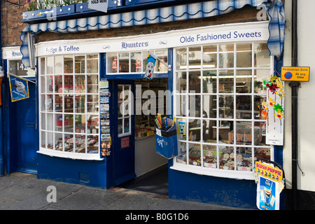 Alten altmodische Konditorei im Zentrum der Stadt, Whitby, Ostküste, North Yorkshire, England, Vereinigtes Königreich Stockfoto