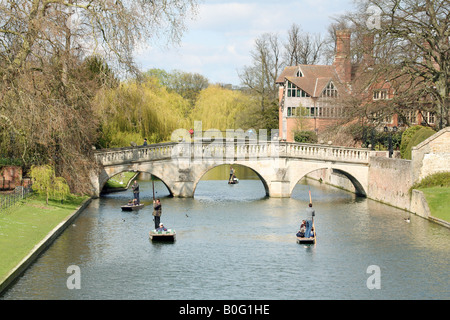 Mehrere Stocherkähne auf dem Fluss Cam von Clare Bridge an einem schönen Frühlingsmorgen, Cambridge, England Stockfoto