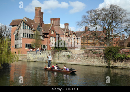 Bootfahren auf dem Fluss Cam beobachtet von Studenten 'Trinity Hall' College in Cambridge, UK Stockfoto