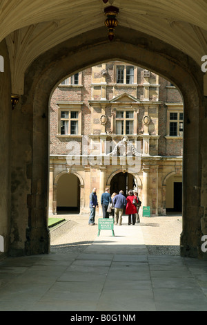 St Johns College der Universität Cambridge, ein Blick durch den Bogen zum zweiten Gericht, vom ersten Hof Stockfoto