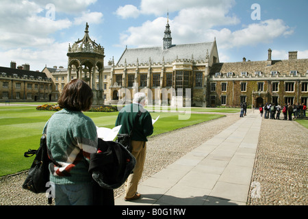 Touristen Studie einen Plan des Trinity College, Universität Cambridge, in der große Hof mit Brunnen, Rathaus und Meister Lodge; Cambridge Großbritannien Stockfoto