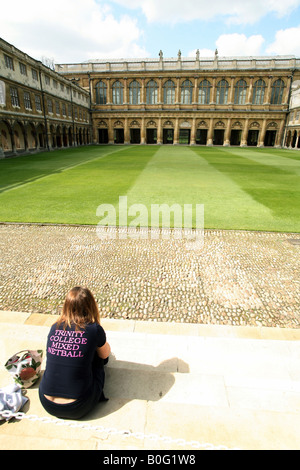 Ein Schüler sitzt in Neviles Gerichtseinfassung Wren Library, Trinity College in Cambridge, England Stockfoto