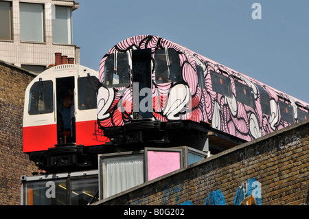 Recycelte Rohr Waggons verwendet als Künstler Studios über alte Eisenbahnviadukt mit Wänden verwendet für künstlerische graffiti Stockfoto