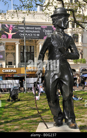 Statue von Charles Chaplin Leicester Square West End London Reich Kino und Casino über Stockfoto