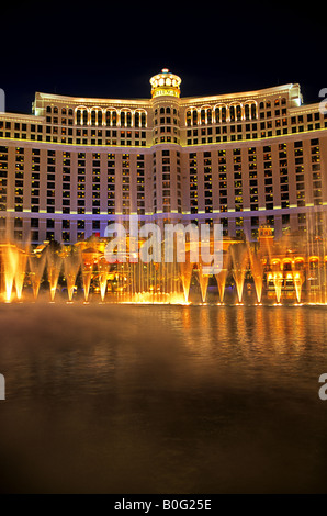Außenseite des Bellagio Hotel und Casino auf dem Las Vegas Strip bei Sonnenuntergang - Las Vegas, Nevada (USA) Stockfoto