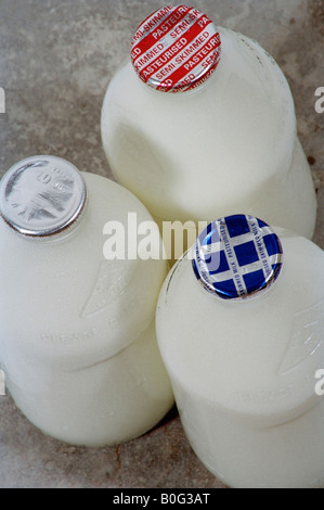 Drei Glas-Milchflaschen vor Haustür Stockfoto