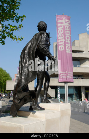 Statue von Laurence Olivier als Hamlet außerhalb der National Theatre London 2008 Stockfoto