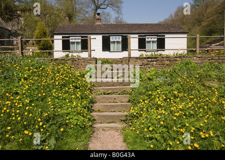 UK Derbyshire Peak District National Park Mllers Dale ungewöhnliche weiss lackiert Holzhaus am Straßenrand Stockfoto