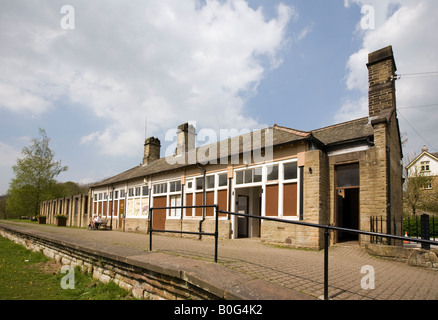 Alten Bahnhof UK Derbyshire Peak District National Park Millers Dale und Plattform Stockfoto