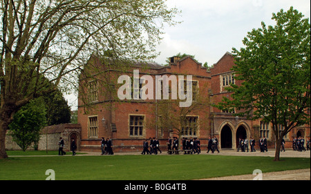 Winchester College Hampshire England UK Schüler laufen im Gelände Stockfoto