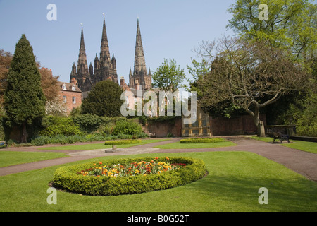 Lichfield Staffordshire England UK Blick über den Memorial Gardens in Lichfield Kathedrale berühmt für seine drei Türme Stockfoto