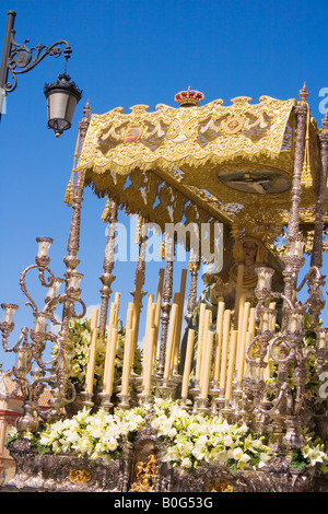 Malaga Costa del Sol Andalusien Spanien tragen den Thron in die jährliche Osterprozession Stockfoto