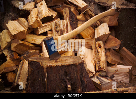 Haufen von gehackten Protokolle mit Axt in Hackstock Stockfoto