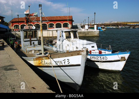 Angelboot/Fischerboot in Marano Lagunare - Friaul Bassa Sumpfschilf Italien Stockfoto