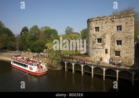 Lendal Turm und Yorkboat am Fluss Ouse York North Yorkshire England Stockfoto