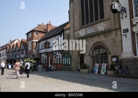 Lichfield Staffordshire UK suchen entlang der Bohrung Street mit der Guildhall und halbe George 1V Öffentlichkeit Fachwerkhaus Stockfoto