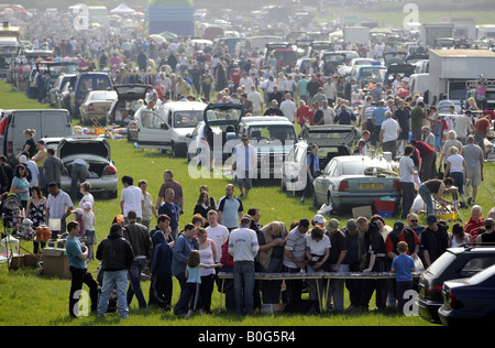 MENSCHENMASSEN AUF EINEM FLOHMARKT IN STAFFORDSHIRE, ENGLAND WIEDER DIE WIRTSCHAFT KAUFEN SCHNÄPPCHEN REZESSION VERTREIBT OUTDOOR-JÄGER USW. UK. Stockfoto