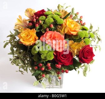 Jede Menge Rosen, Peruanische Lilie (Alstroemeria), Hypericum und Chrysantheme. Stockfoto