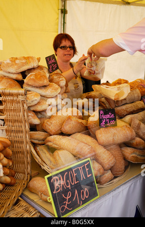 Brot für den Verkauf auf dem französischen Markt in Plymouth, Großbritannien Stockfoto